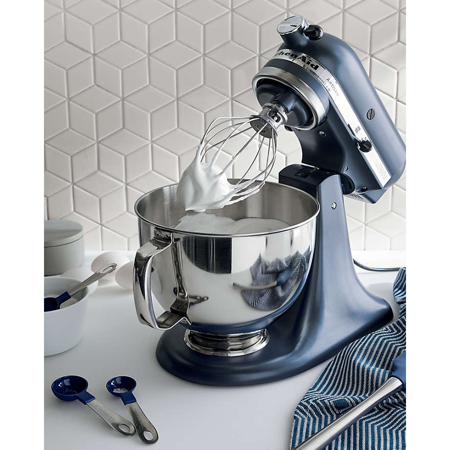 Batteur sur socle à tête inclinable bleu acier KitchenAid® Artisan® Series de 5 pintes